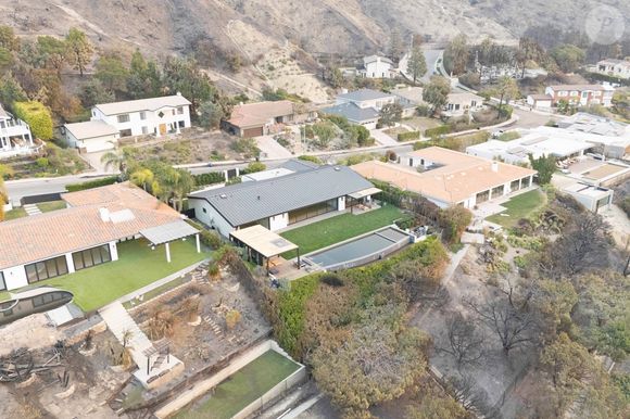 La maison de Matthew Perry à Brentwood est en sécurité alors que les feux de forêt continuent de faire des ravages à Los Angeles. 

Backgrid USA / Bestimage