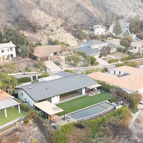La maison de Matthew Perry à Brentwood est en sécurité alors que les feux de forêt continuent de faire des ravages à Los Angeles. 

Backgrid USA / Bestimage