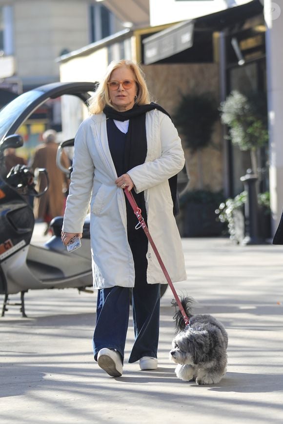 Une perte qui survient peu après la disparition d'un autre être cher à son coeur.

Sylvie Vartan, très souriante, pose pour les photographes à la sortie de l'institut de beauté Carlota avec son chauffeur et son chien Muffin à Paris, le 16 février 2018.