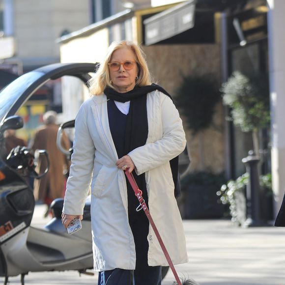 Une perte qui survient peu après la disparition d'un autre être cher à son coeur.

Sylvie Vartan, très souriante, pose pour les photographes à la sortie de l'institut de beauté Carlota avec son chauffeur et son chien Muffin à Paris, le 16 février 2018.