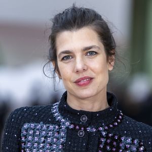 Elle a évoqué ses souvenirs d’étudiante, les efforts fournis pour obtenir son diplôme et les nombreuses activités qu’elle menait en parallèle.


Charlotte Casiraghi au défilé Chanel au Grand Palais, "Collection Haute Couture Printemps/Eté 2025" lors de la Fashion Week de Paris (PFW), le 28 janvier 2025. 
© Olivier Borde / Bestimage
