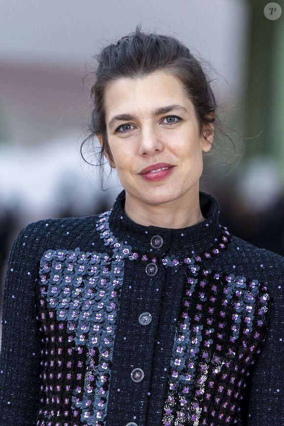 Elle a évoqué ses souvenirs d’étudiante, les efforts fournis pour obtenir son diplôme et les nombreuses activités qu’elle menait en parallèle.


Charlotte Casiraghi au défilé Chanel au Grand Palais, "Collection Haute Couture Printemps/Eté 2025" lors de la Fashion Week de Paris (PFW), le 28 janvier 2025. 
© Olivier Borde / Bestimage