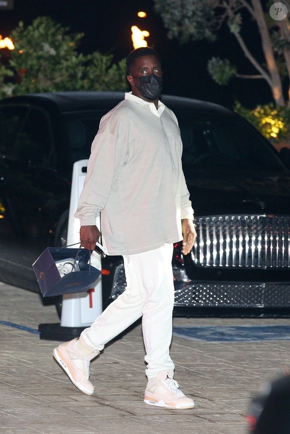 Bien qu'il continue de clamer son innocence, P.Diddy risque la prison à vie. Ce lundi 12 mai 2025, quatre femmes et huit hommes ont été choisis pour faire partie du jury de son procès qui devrait se terminer l'été prochain.

Exclusif - P.Diddy quitte le restaurant "Nobu" avec une jeune femme après le dîner à Malibu, le 26 août 2022. (Backgrid USA / Bestimage).