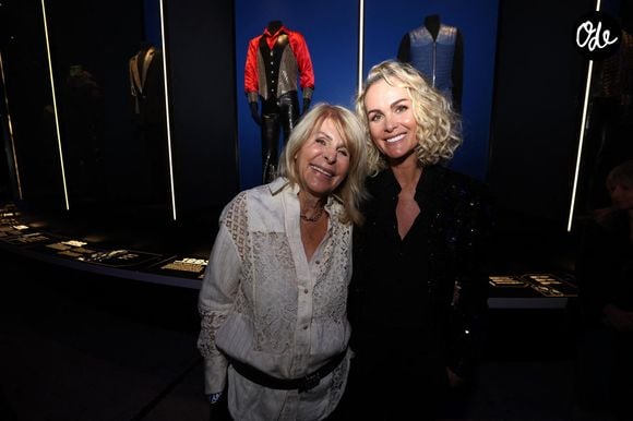 La famille s’est réunie dans un restaurant pour un moment convivial et symbolique.

Laeticia Hallyday et sa mère Françoise Thibaut - Vernissage de l'exposition "Johnny Hallyday, l'exposition" au Palais des Expositions à Paris. Le 21 décembre 2023
© Dominique Jacovides / Bestimage