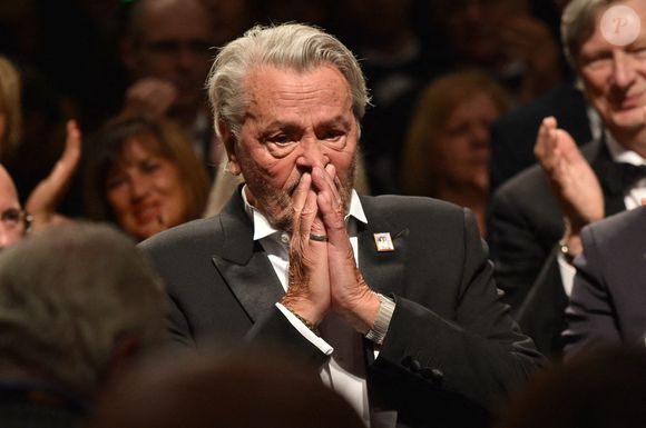 Alain Delon accepte la Palme d'Or d'Honneur avec sa fille Anouchka Delon lors du photocall de la Palme d'Honneur pendant le 72e Festival de Cannes annuel le 19 mai 2019 à Cannes, France. ©  Lionel Hahn/ABACAPRESS.COM