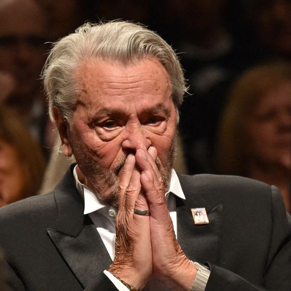 Alain Delon accepte la Palme d'Or d'Honneur avec sa fille Anouchka Delon lors du photocall de la Palme d'Honneur pendant le 72e Festival de Cannes annuel le 19 mai 2019 à Cannes, France. ©  Lionel Hahn/ABACAPRESS.COM