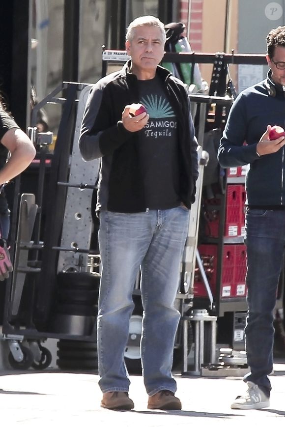 Il arrive même que le couple débarque à la boulangerie du coin, pour acheter des sandwichs, en toute simplicité !

Exclusif - George Clooney reçoit la visite de sa femme Amal Alamuddin Clooney sur le tournage de "Suburbicon" à Los Angeles, le 4 octobre 2016 © CPA/Bestimage