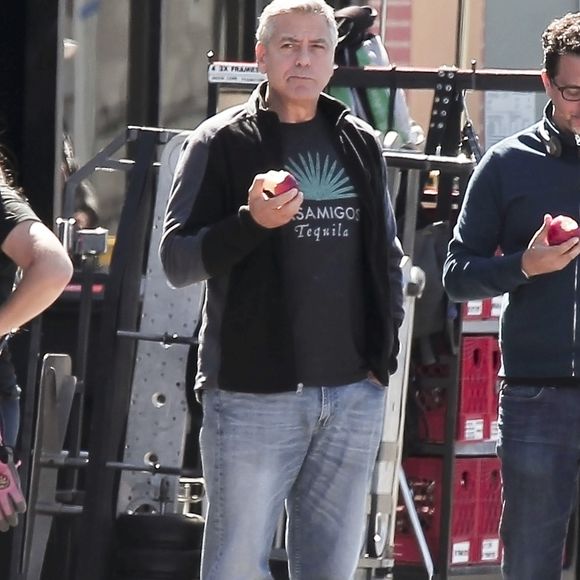 Il arrive même que le couple débarque à la boulangerie du coin, pour acheter des sandwichs, en toute simplicité !

Exclusif - George Clooney reçoit la visite de sa femme Amal Alamuddin Clooney sur le tournage de "Suburbicon" à Los Angeles, le 4 octobre 2016 © CPA/Bestimage
