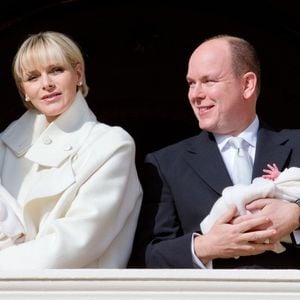 Le prince Albert et la princesse Charlène de Monaco présentent leurs jumeaux, la princesse Gabriella et le prince Jacques, au public monégasque sur le balcon du Palais princier à Monte-Carlo, Monaco, le 7 janvier 2015. Photo par Patrick Van Katwijk/DPA/ABACAPRESS.COM - POINT DE VUE OUT