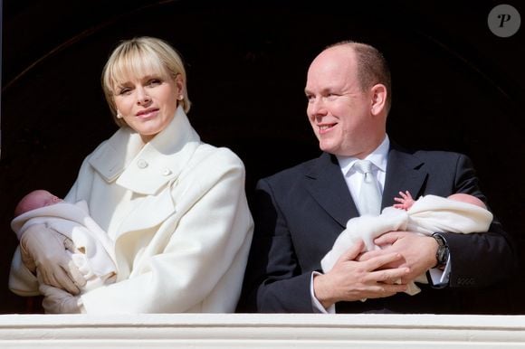 Le prince Albert et la princesse Charlène de Monaco présentent leurs jumeaux, la princesse Gabriella et le prince Jacques, au public monégasque sur le balcon du Palais princier à Monte-Carlo, Monaco, le 7 janvier 2015. Photo par Patrick Van Katwijk/DPA/ABACAPRESS.COM - POINT DE VUE OUT