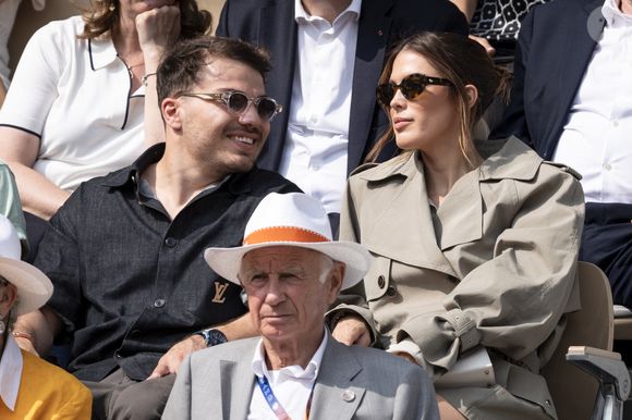 Antoine Dupont et sa compagne Iris Mittenaere en tribunes lors de la finale messieurs des Internationaux de France de Tennis de Roland Garros 2025 (jour 15), à Paris, France, le 8 juin 2025. © Cyril Moreau/Bestimage