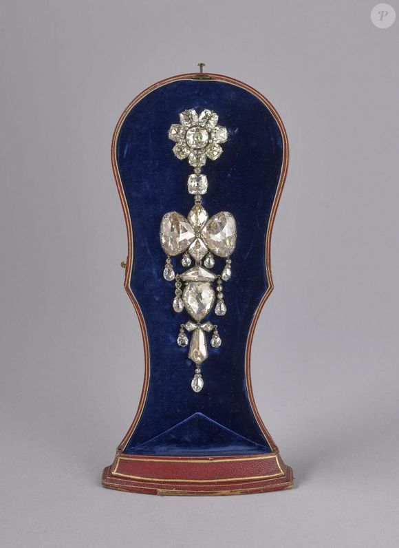Broche dite broche reliquaire - Illustrations des bijoux volés au musée du Louvre lors d'un cambriolage le 19 octobre 2025.
© Musée du Louvre via Bestimage