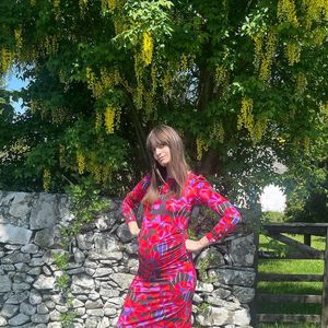 Comme grand nombre de femmes enceintes, l'artiste a mis un terme à sa consommation d'alcool. 



Clara Luciani dévoile son ventre rond sur Instagram.