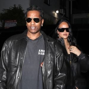 EXCLUSIF Hollywood, CA Rihanna et ASAP Rocky ont troqué leur routine gastronomique habituelle pour une soirée pleine de rires lors d'un rendez-vous romantique au Laugh Factory à Hollywood. Le couple a gardé les choses discrètes et enjouées, profitant d'une soirée amusante dans le club de comédie emblématique.