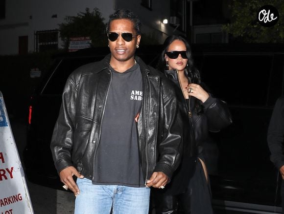 EXCLUSIF Hollywood, CA Rihanna et ASAP Rocky ont troqué leur routine gastronomique habituelle pour une soirée pleine de rires lors d'un rendez-vous romantique au Laugh Factory à Hollywood. Le couple a gardé les choses discrètes et enjouées, profitant d'une soirée amusante dans le club de comédie emblématique.