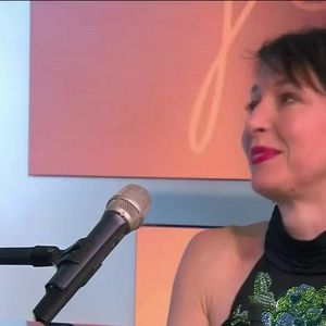 Jean Dujardin surpris par Jeanne Cherhal dans "C à vous", diffusé sur France 5 ce 11 mars 2026

Copyright : Capture d'écran France 5 / C à vous