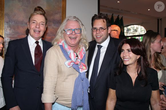 Exclusif - Tony Gomez, Pierre-Jean Chalençon, Joseph-Michael Viere (Président de l'association Tout Pour La République), guest - Exposition de la collection de Pierre-Jean Chalençon pour la vente "Napoléon: Une collection historique" chez Sotheby's à Paris le 19 juin 2025.
C'est le styliste Jean-Charles de Castelbajac, qui a apporté sa touche colorée à la vitrine de la vente du 25 juin, consacrée aux objets provenant du trésor de Pierre-Jean Chalençon, l'un des plus grands collectionneurs privés d'objets napoléoniens au monde. © Baldini/Bestimage