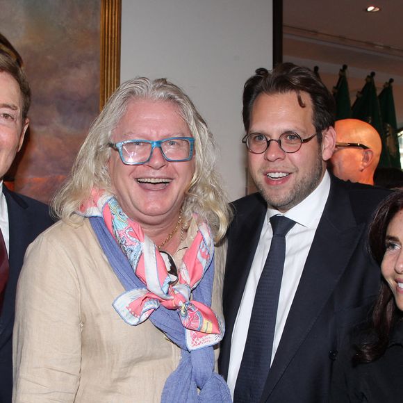 Exclusif - Tony Gomez, Pierre-Jean Chalençon, Joseph-Michael Viere (Président de l'association Tout Pour La République), guest - Exposition de la collection de Pierre-Jean Chalençon pour la vente "Napoléon: Une collection historique" chez Sotheby's à Paris le 19 juin 2025.
C'est le styliste Jean-Charles de Castelbajac, qui a apporté sa touche colorée à la vitrine de la vente du 25 juin, consacrée aux objets provenant du trésor de Pierre-Jean Chalençon, l'un des plus grands collectionneurs privés d'objets napoléoniens au monde. © Baldini/Bestimage