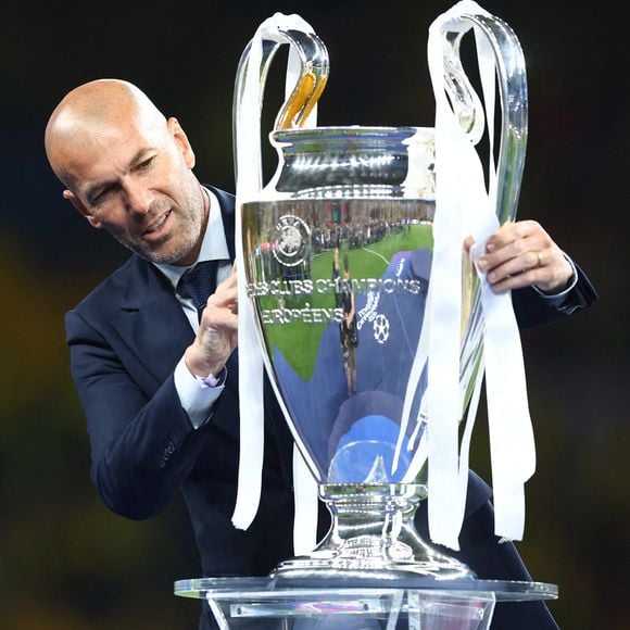 Zinédine Zidane a officiellement pris les commandes de l'équipe de France

Match de football en finale de ligue des champions (champions League) : Dortmund - Real Madrid : les Espagnols arrachent une 15e Ligue des champions 
© David Klein/Sportimage/Cal Sport Media / Bestimage