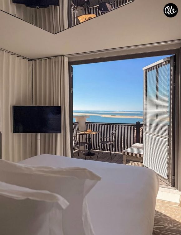 La maison principale, d'inspiration néo-basque, abrite dix chambres ainsi qu'une Junior Suite, tandis que dix-huit cabanes, inspirées des anciennes cabanes ostréicoles du Cap Ferret, offrent une vue imprenable sur l'océan, le Banc d'Arguin et le Cap Ferret.

La coorniche, repère nature et luxe des stars : combien faut-il débourser pour y séjourner ? @lacoorniche