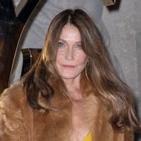 Après le jugement, Carla Bruni fait une apparition chic aux côtés de Charlotte Gainsbourg qui ose le micro short et Virginie Efira très élégante