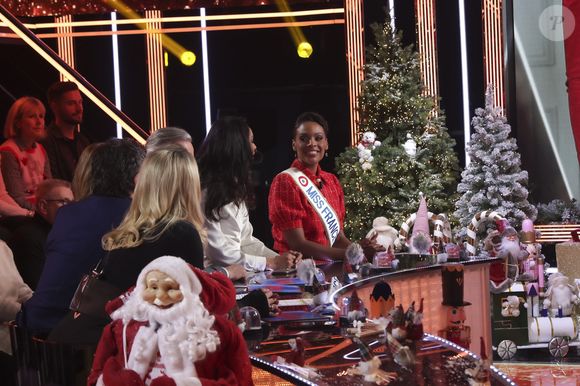 Exclusif - Angélique Angarni-Filopon, miss France 2025 sur le plateau de l'émission "Touche pas à mon poste" (TPMP) diffusée en direct sur C8 le 17 décembre 2024.

© Jack Tribeca / Bestimage