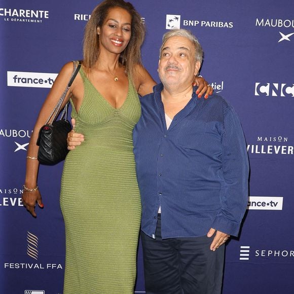 Cette demeure appartenait auparavant à l'économiste Alfred Sauvy.

Marie-Sandra Badini Duran et son mari Didier Bourdon - Photocall de la cérémonie d'ouverture de la 17ème édition du Festival du Film Francophone (FFA) de Angoulême. Le 27 août 2024
© Coadic Guirec / Bestimage