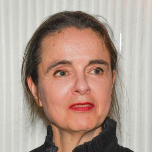 Chaque jour, elle se lève à 4 heures du matin, un effort qu’elle décrit comme loin d’être naturel. 

Amélie Nothomb - Laura Vazquez remporte le prix Décembre 2025 pour son livre "Les Forces" au restaurant Prunier à Paris le 28 octobre 2025.

© Alexandre Fay / Pixplanete / Bestimage