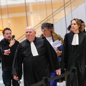 Stéphane Plaza portait un costume bleu et des baskets blanches à son arrivée

Procès de Stéphane Plaza: l’animateur arrive au tribunal correctionnel de Paris le 9 janvier 2025 avec ses avocats Carlo Alberto Brusa et Hélène Plumet.
© Christophe Clovis / Bestimage