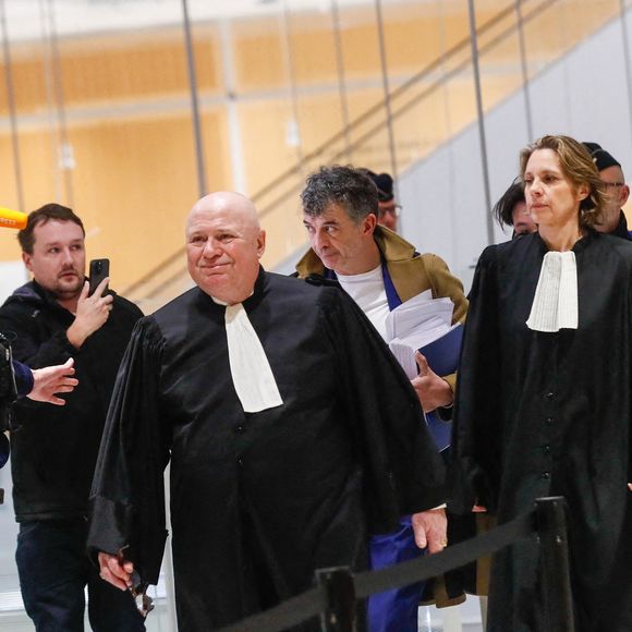 Stéphane Plaza portait un costume bleu et des baskets blanches à son arrivée

Procès de Stéphane Plaza: l’animateur arrive au tribunal correctionnel de Paris le 9 janvier 2025 avec ses avocats Carlo Alberto Brusa et Hélène Plumet.
© Christophe Clovis / Bestimage