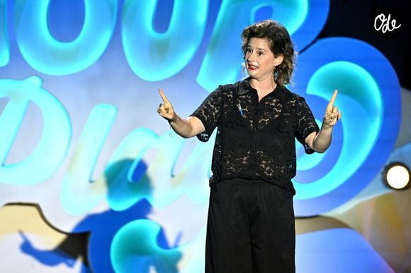 Exclusif - Elodie Poux durant l'enregistrement de la première soirée de "L'humour à la plage" pour la 3ème édition du festival de Juan les Pins à la pinède Gould le 26 juin 2026.  © Bebert-Tribeca/Bestimage
-