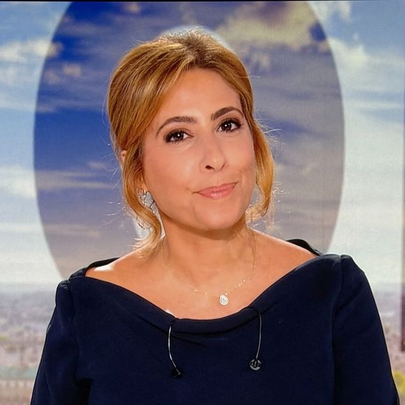 On le sait, Léa Salamé a fait un véritable pari en acceptant le poste de présentatrice du journal de 20 heures sur France 2. 

Captures d'écran - Léa Salamé présente son premier journal de 20 heures sur France 2.

© Alain Guizard / Bestimage