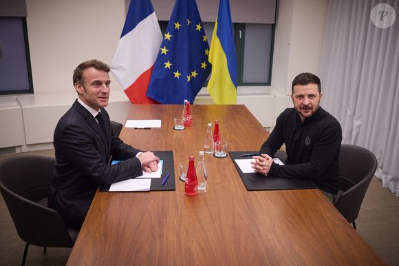 Emmanuel Macron et Volodymyr Zelensky - Le président ukrainien Volodymyr Zelensky rencontre les dirigeants des puissances européennes à Bruxelles, le 19 décembre 2024, dans le cadre du Conseil européen.