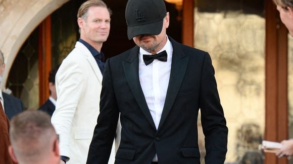 Parmi les 200 invités du mariage de Jeff Bezos et Lauren Sanchez, un acteur iconique a fait parler de lui avec son look :  sa jeune compagne à ses côtés