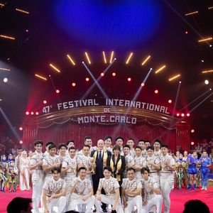 Le Prince Albert II de Monaco etla Princesse Stéphanie de Monaco remettent le « Clown d’Or » à la « China National Acrobatic Troup » - Soirée de clôture du 47ème Festival International du Cirque de Monte-Carlo sous le chapiteau de Fontvieille à Monaco, le 21 janvier 2025. © Olivier Huitel / Pool Monaco / Bestimage