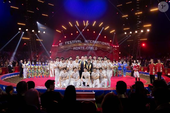 Le Prince Albert II de Monaco etla Princesse Stéphanie de Monaco remettent le « Clown d’Or » à la « China National Acrobatic Troup » - Soirée de clôture du 47ème Festival International du Cirque de Monte-Carlo sous le chapiteau de Fontvieille à Monaco, le 21 janvier 2025. © Olivier Huitel / Pool Monaco / Bestimage