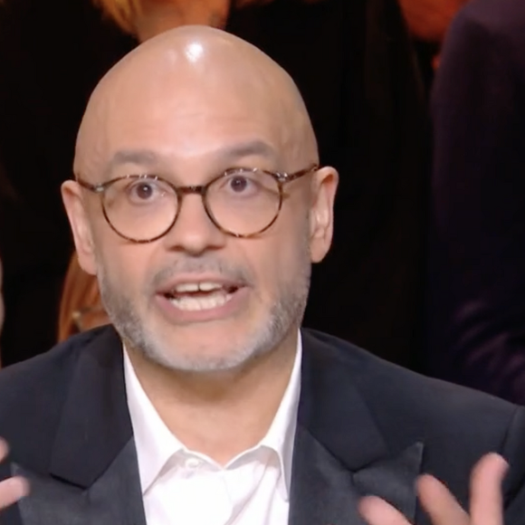Yoann Riou sur le plateau de "Quelle époque !" sur France 2, le 8 juin 2025