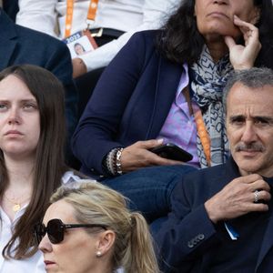 Aude Fraineau, Elie Semoun en tribune lors de la finale masculine 2025 de Roland Garros le 08 juin 2025 à Paris, France. Photo by Nasser Berzane/ABACAPRESS.COM