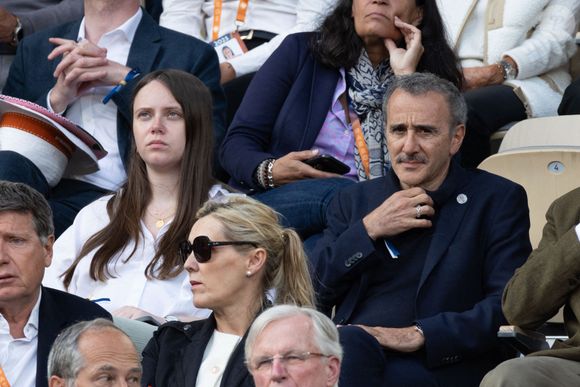 Aude Fraineau, Elie Semoun en tribune lors de la finale masculine 2025 de Roland Garros le 08 juin 2025 à Paris, France. Photo by Nasser Berzane/ABACAPRESS.COM