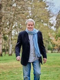 L'un des trois héritiers d'Alain Delon fait barrage à la vente du domaine de Douchy, "la dernière demeure de papa"