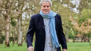 L'un des trois héritiers d'Alain Delon fait barrage à la vente du domaine de Douchy, "la dernière demeure de papa"