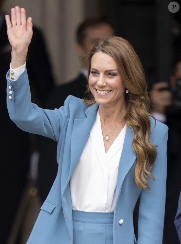 Son Altesse Royale, Catherine, Princesse de Galles (Catherine (Kate) Middleton, princesse de Galles), visite de 2 jours en Italie. À son arrivée à la mairie de Reggio Emilia, elle est accueillie par le maire de la ville, Marco Massari, le 13 mai 2026. © GoffPhotos/Bestimage