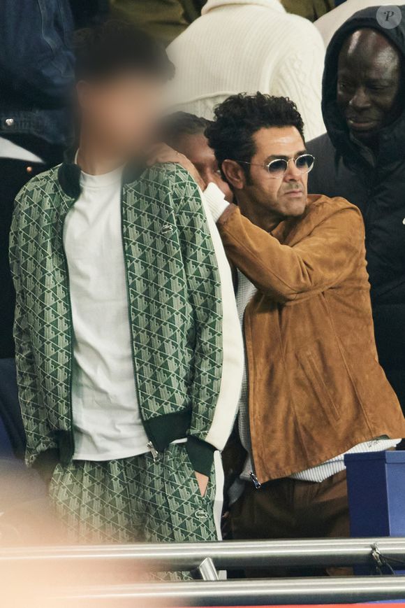 Jamel Debbouze et Leon Debbouze en tribunes du match de Ligue 1 McDonald's opposant le Paris Saint-Germain (PSG) au Racing Club de Lens (RCL) (1-0) au Parc des Princes à Paris, France, le 2 novembre 2024. © Cyril Moreau/Bestimage