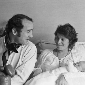 Archives - En France, à Neuilly-sur-Seine, rendez-vous Claude Brasseur, sa femme Michèle Cambon et leur nouveau né Alexandre, à la maternité. Le 31 mars 1971
© Jean Lenoir via Bestimage