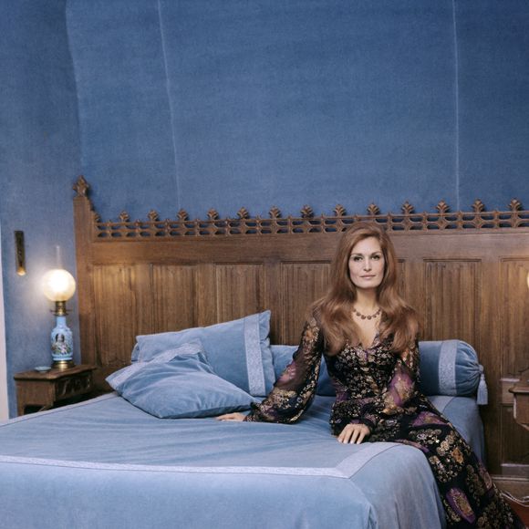 L'artiste se retrouve enceinte et décide de ne pas garder l'enfant. Elle a alors 34 ans, son amant à peine la vingtaine, elle a ainsi recours à un avortement clandestin...

La chanteuse et actrice française d'origine italienne Dalida pose dans sa maison. Paris, 1968. Photo par Pierluigi Praturlon/Mondadori Portfolio via Zuma Press/Abaca