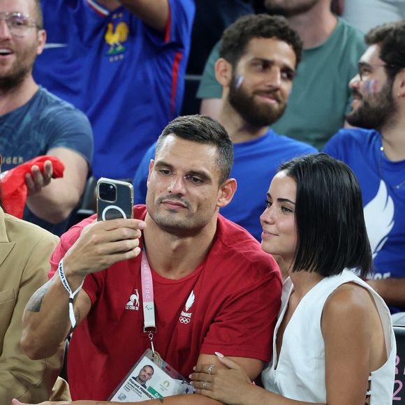 “L’éloignement physique car je n'habite pas à Paris”, précise Florent Manaudou

Florent Manaudou et sa compagne Lola Duménil - Les célébrités assistent à la victoire de l'équipe de France de basket face au Canada (82-73) lors des Jeux Olympiques de Paris2024, le 6 août 2024. © Jacovides-Perusseau / Bestimage