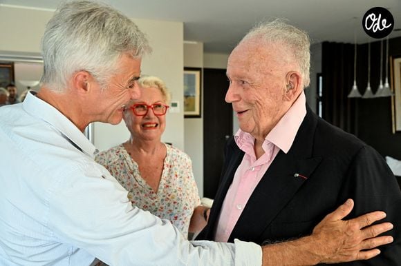 Colette avait notamment accompagné Philippe dans sa longue carrière médiatique.

Rendez-vous avec Philippe Bouvard et sa femme Colette à leur domicile à Cannes, France, le 24 août 2022, pour une interview avec Cyril Viguier pour TV5 Monde.

© Bruno Bebert/Bestimage