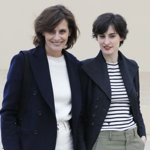 Inès de la Fressange et sa fille Nine - Sorties du défilé de mode prêt-à-porter automne-hiver 2020/2021 "Dior" à Paris. Le 25 février 2020 © Veeren Ramsamy-Christophe Clovis / Bestimage