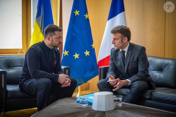 Le président ukrainien Volodymyr Zelensky rencontre le président français Emmanuel Macron en marge du Conseil européen extraordinaire pour discuter du soutien continu à l'Ukraine et de la défense européenne au siège de l'UE à Bruxelles, Belgique, le 6 mars 2025. © Ukraine Presidency via Bestimage