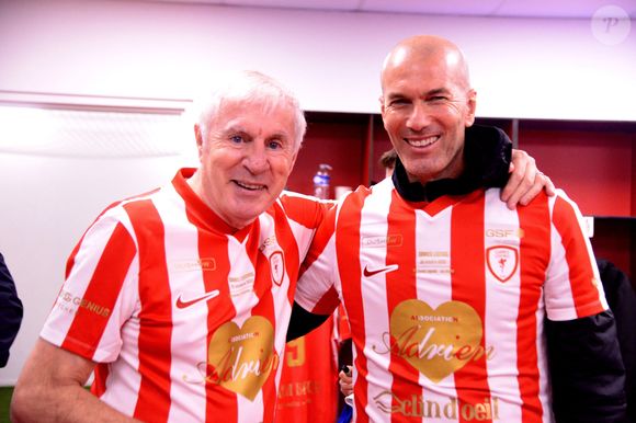 Luis Fernandez et Zinedine Zidane durant la première édition du « match des légendes » opposant l'équipe des Légendes, les anciens de Cannes, à l'équipe des Etoiles avec pour capitaine Didier Deschamps, au stade Pierre de Coubertin à Cannes, le 30 octobre 2025. Les Légendes cannoises, coachées par Luis Fernandez et supportées par Zinedine Zidane qui portait les couleurs cannoises, mais qui n'a pas joué, ont remporté le match 3 à 2. Tous les bénéfices de la soirée seront reversés aux associations les Etoiles de l'Espoir, à l'association Adrien et à l'association Clin d'Oeil, qui oeuvrent pour les plus démunis et la jeunesse. © Bruno Bebert / Dominique Jacovides / Bestimage
